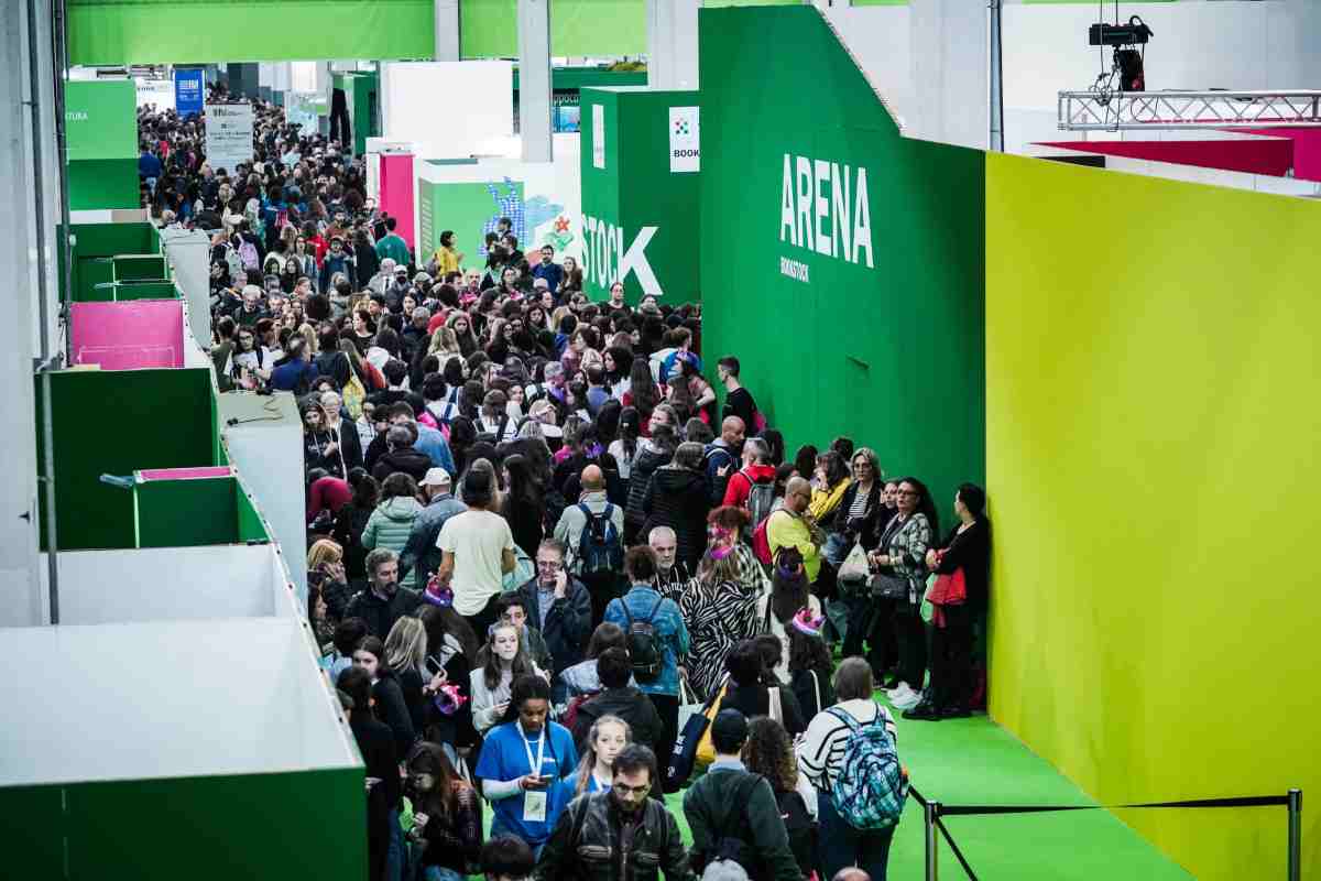 Coda di persone che deve accedere al Salone del Libro di Torino