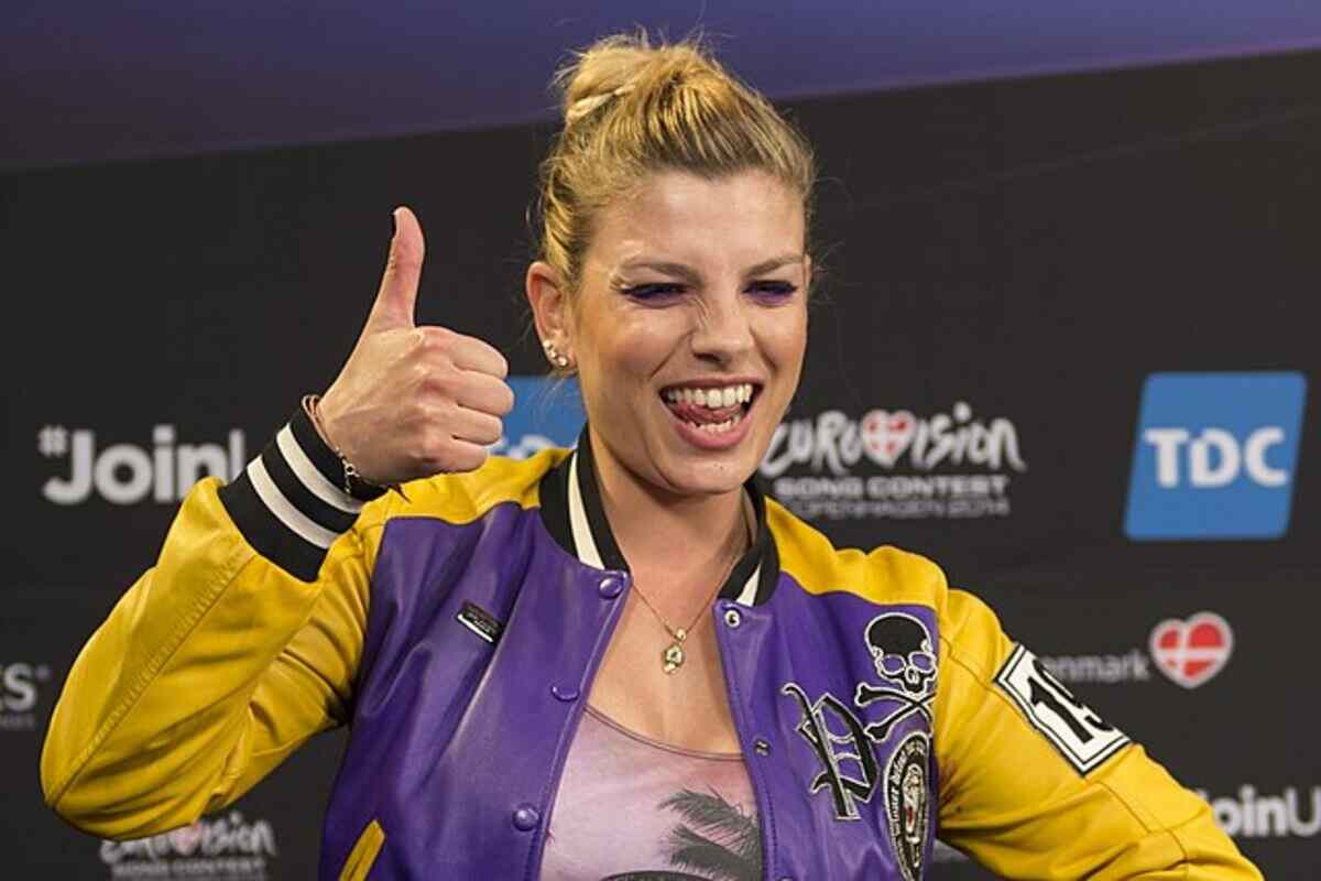 Emma Marrone fa l'occhiolino e alza il pollice verso la fotocamera