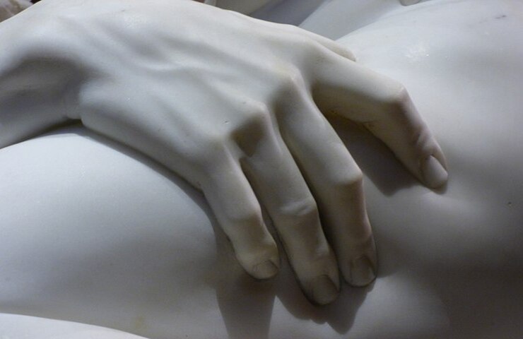 Dettaglio mano della scultura Ratto di Proserpina