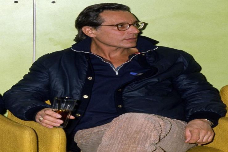 Enzo Jannacci con un bicchiere in mano in una foto del 1992