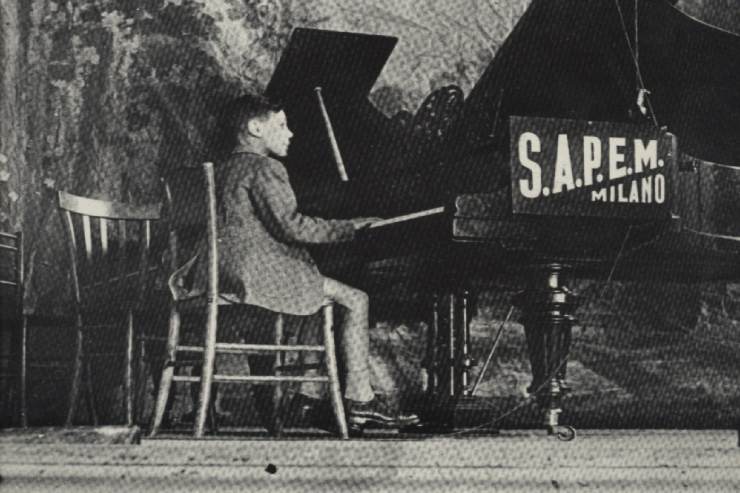 foto in bianco e nero di Enzo Jannacci da bambino al pianoforte