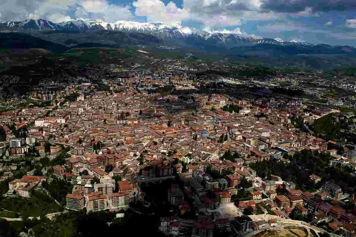 Una veduta dell'Aquila dall'alto con le montagne sullo sfondo