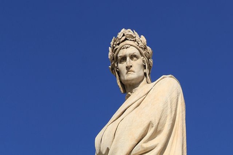 statua di marmo di Dante Alighieri su cielo azzurro a Firenze