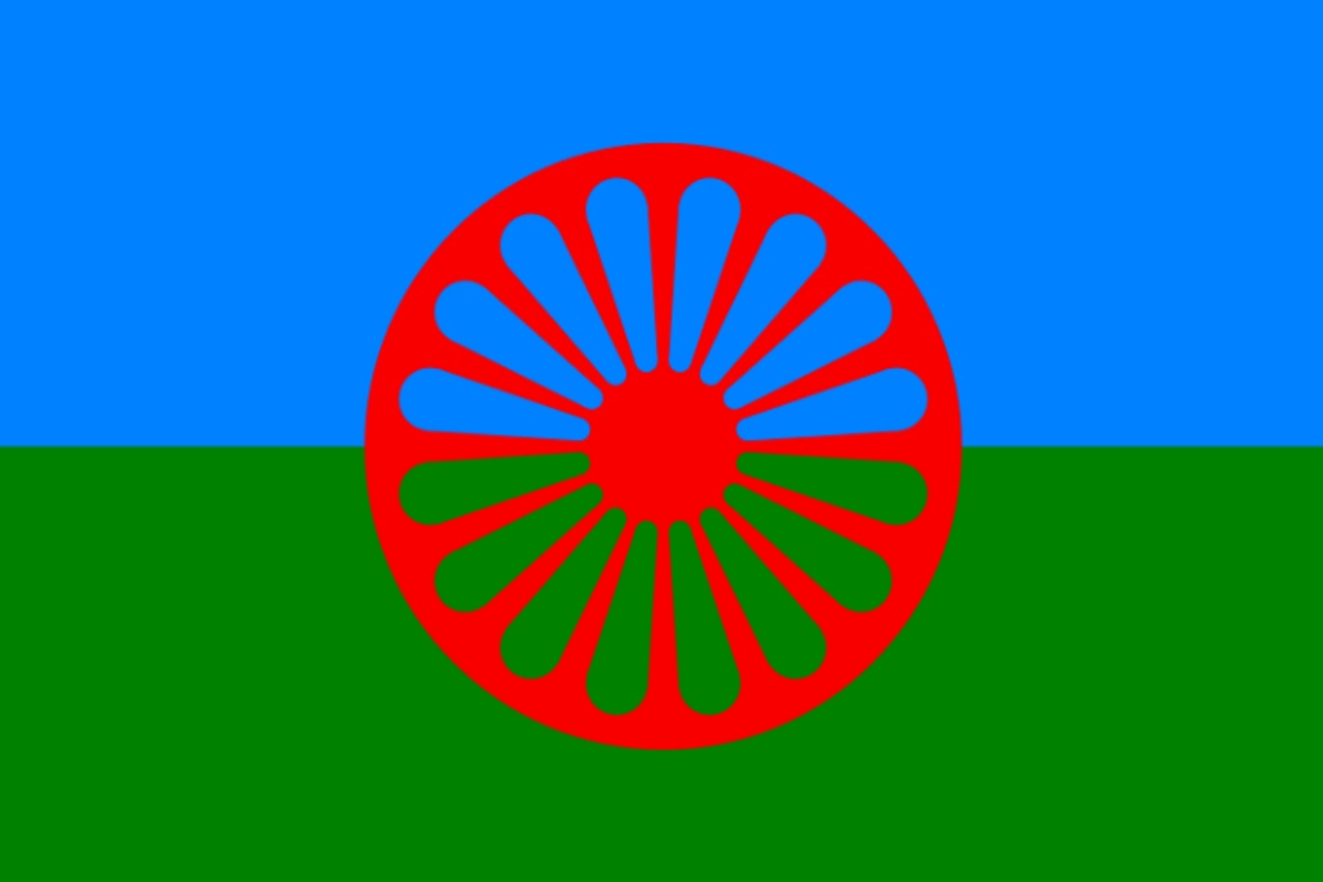 bandiera di rom, sinti e camminanti, con fascia blu superiore, fascia verde inferiore sormontate da una ruota rossa a 16 raggi