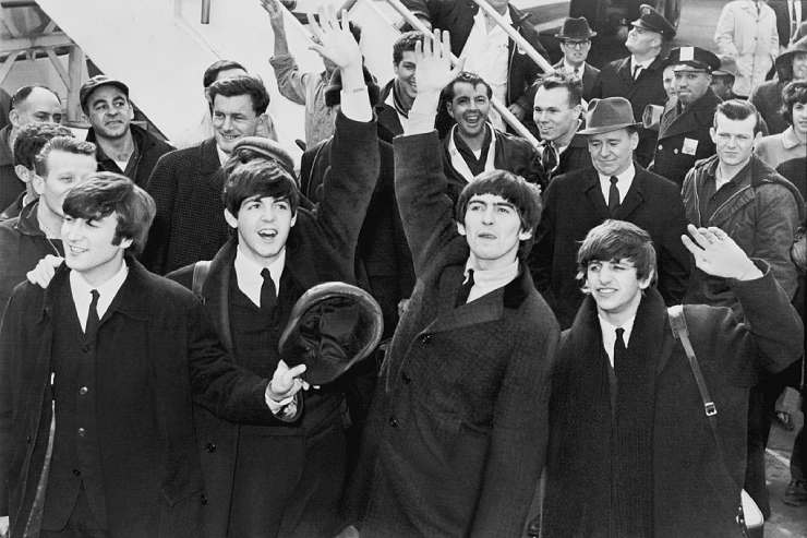 foto in bianco e nero dei Beatles al loro primo tour negli Stati Uniti nel 1964