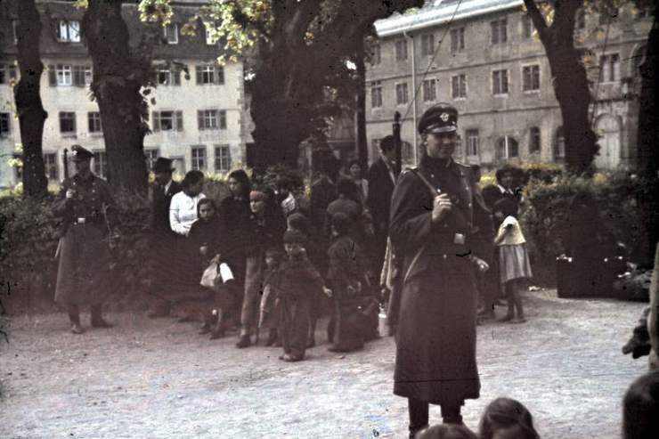 una foto in bianco e nero della deportazione di rom e sinti da parte dei nazisti