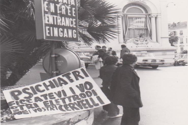 foto in bianco e nero della manifestazione del gruppo FUORI! a Sanremo il 5 aprile 1972