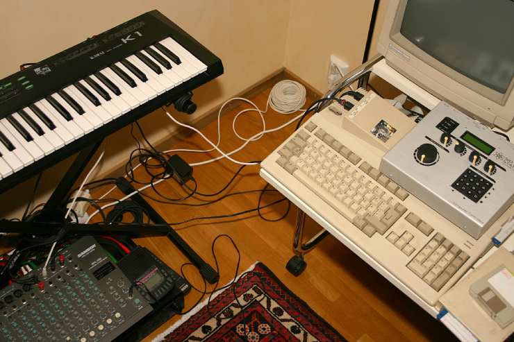 foto di uno studio di registrazione con una tastiera e un mixer 