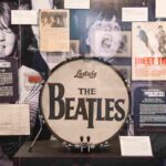 Foto della grancassa della batteria di Ringo Starr con logo dei Beatles in bianco e nero