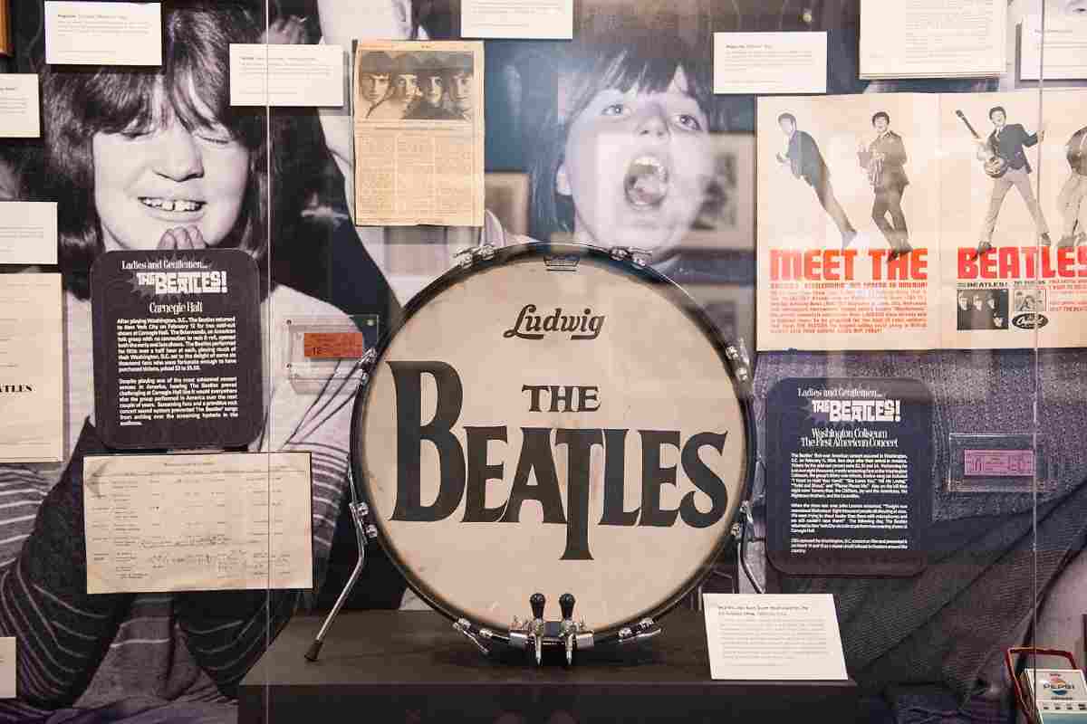 Foto della grancassa della batteria di Ringo Starr con logo dei Beatles in bianco e nero