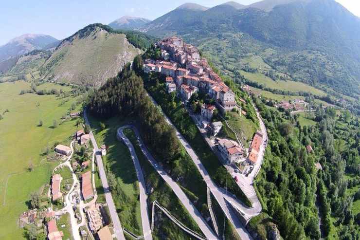 una veduta aerea del paese montano di Opi