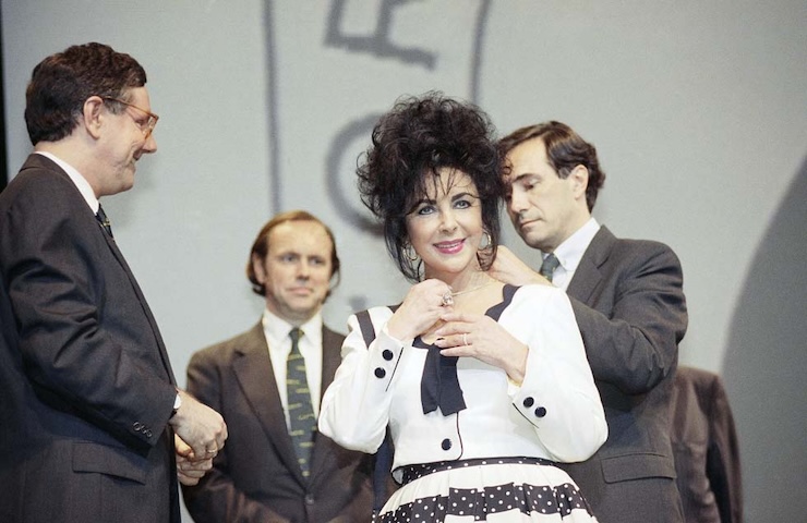 Elizabeth Taylor con un piccolo uovo di Fabergé al collo