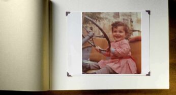In questa foto un bambino dolcissimo, oggi ha compiuto 60 anni ed è amato da tutti