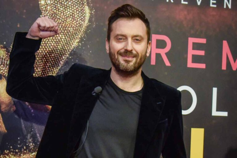 Cesare Cremonini al mare: il cantante si mostra come non aveva mai